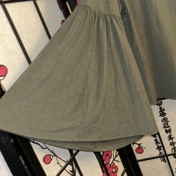 New Ava and Viv Olive Green bell sleeve top - Picture 3 of 6